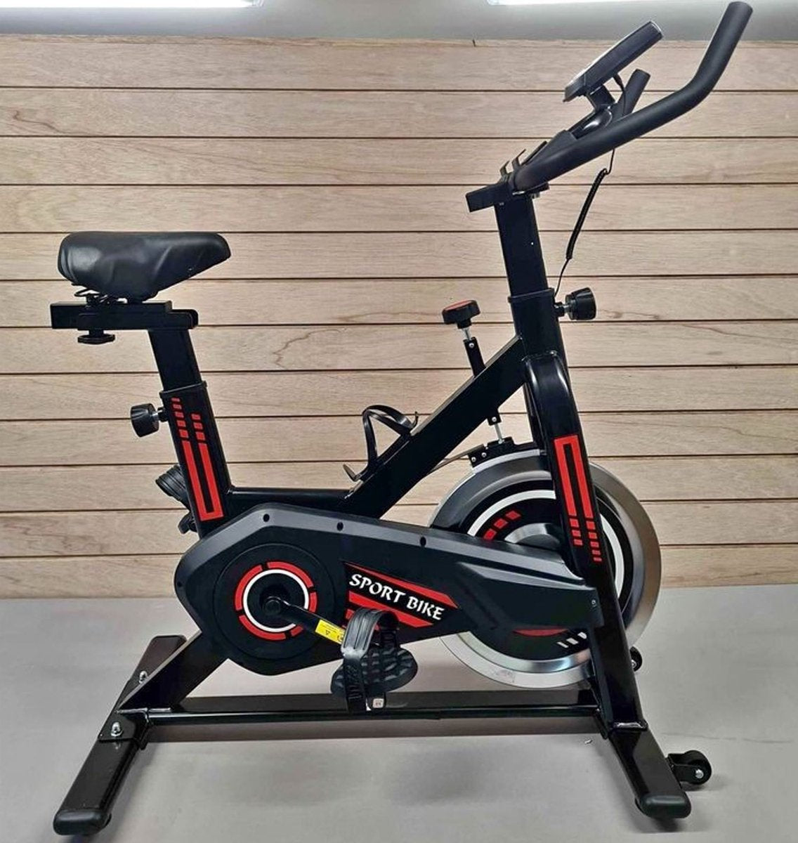 Hometrainer voor thuis, indoor spinningfiets, studiokwaliteit, groot tweerichtingsvliegwiel, stationaire riemaandrijving, verstelbaar zadel, LCD-scherm