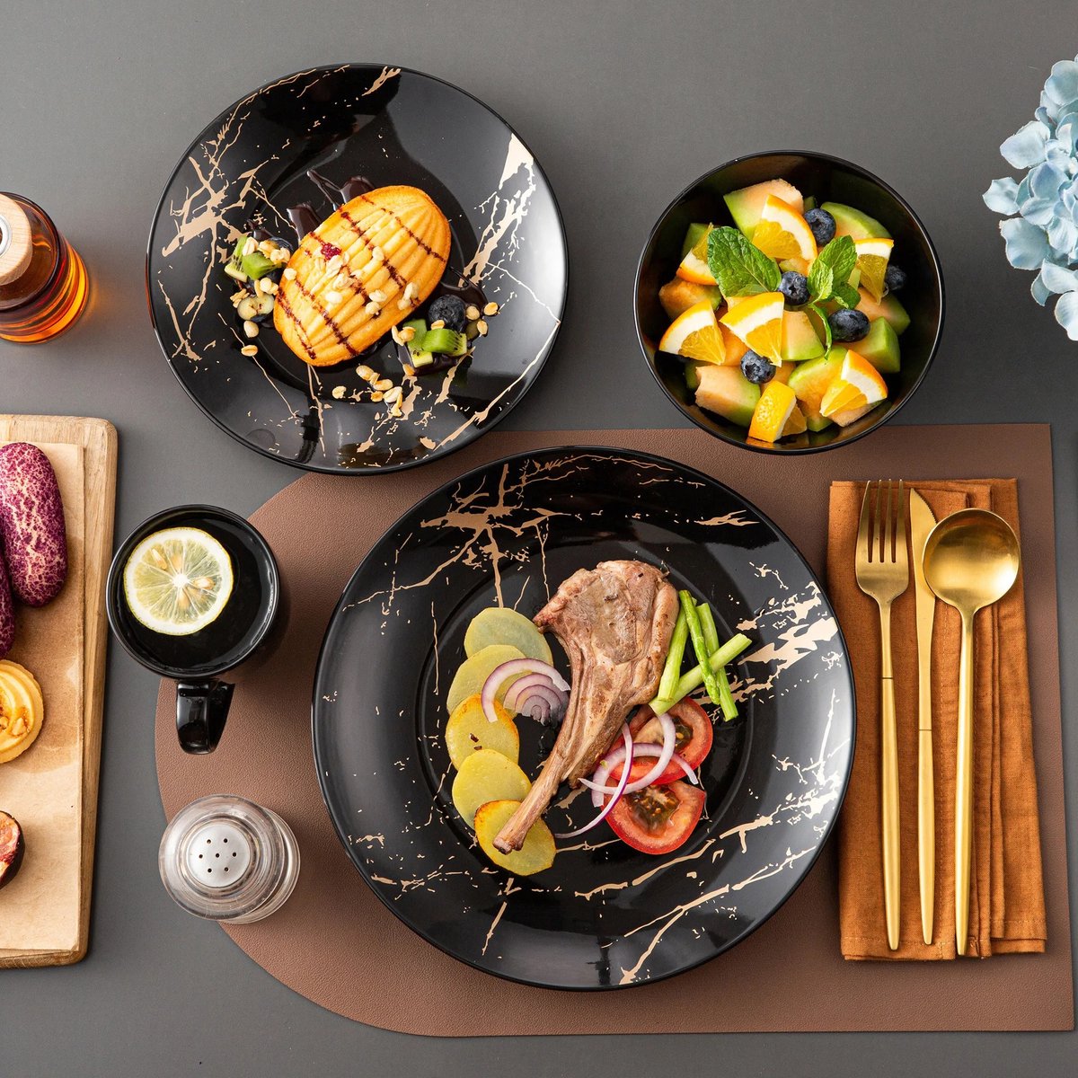 Serviesset - Serviessets - Serviesset 4 personen - Zwart Met Goud - Porselein - 16-delig Servies - Dinerbord - Dessertbord - Kom - Mok