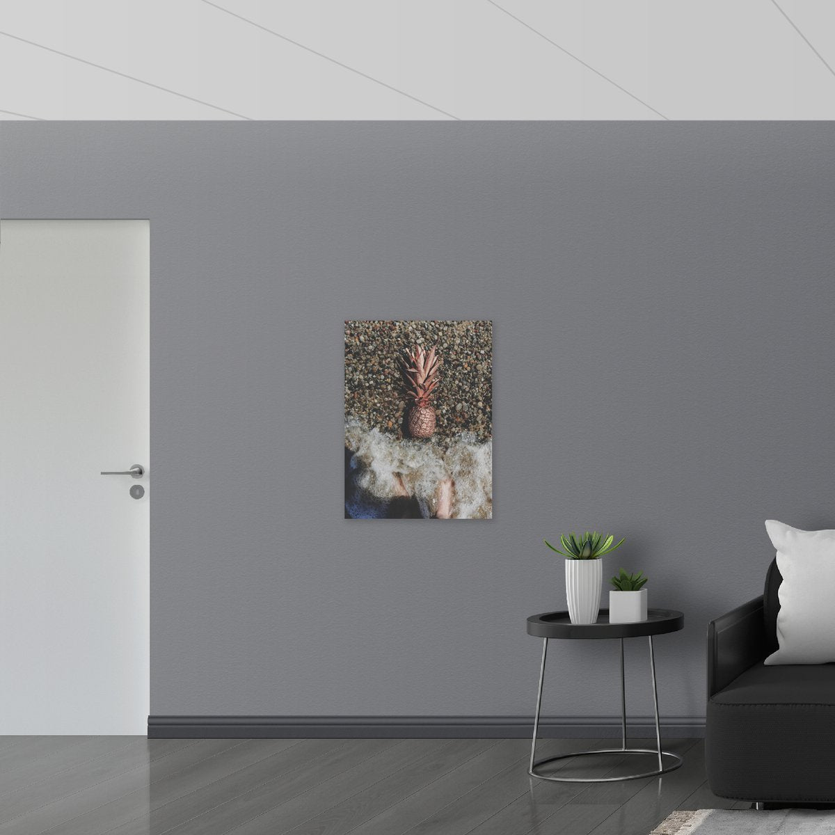 Dibond - Ananas op Kiezelstrand - 60x80 cm Foto op Aluminium (Met Ophangsysteem)