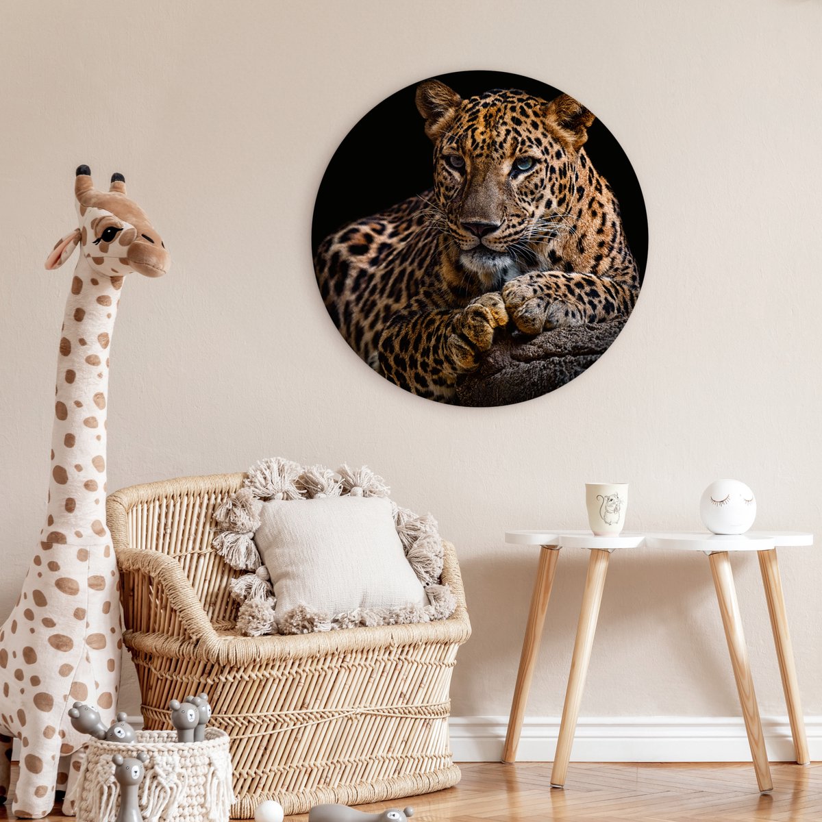 Muurcirkel - Wandcirkel dieren - Luipaard - Boomstam - Dieren - Muurdecoratie - Kunststof - 90x90 cm - Muurcirkel binnen - Ronde schilderijen - Wandcirkel