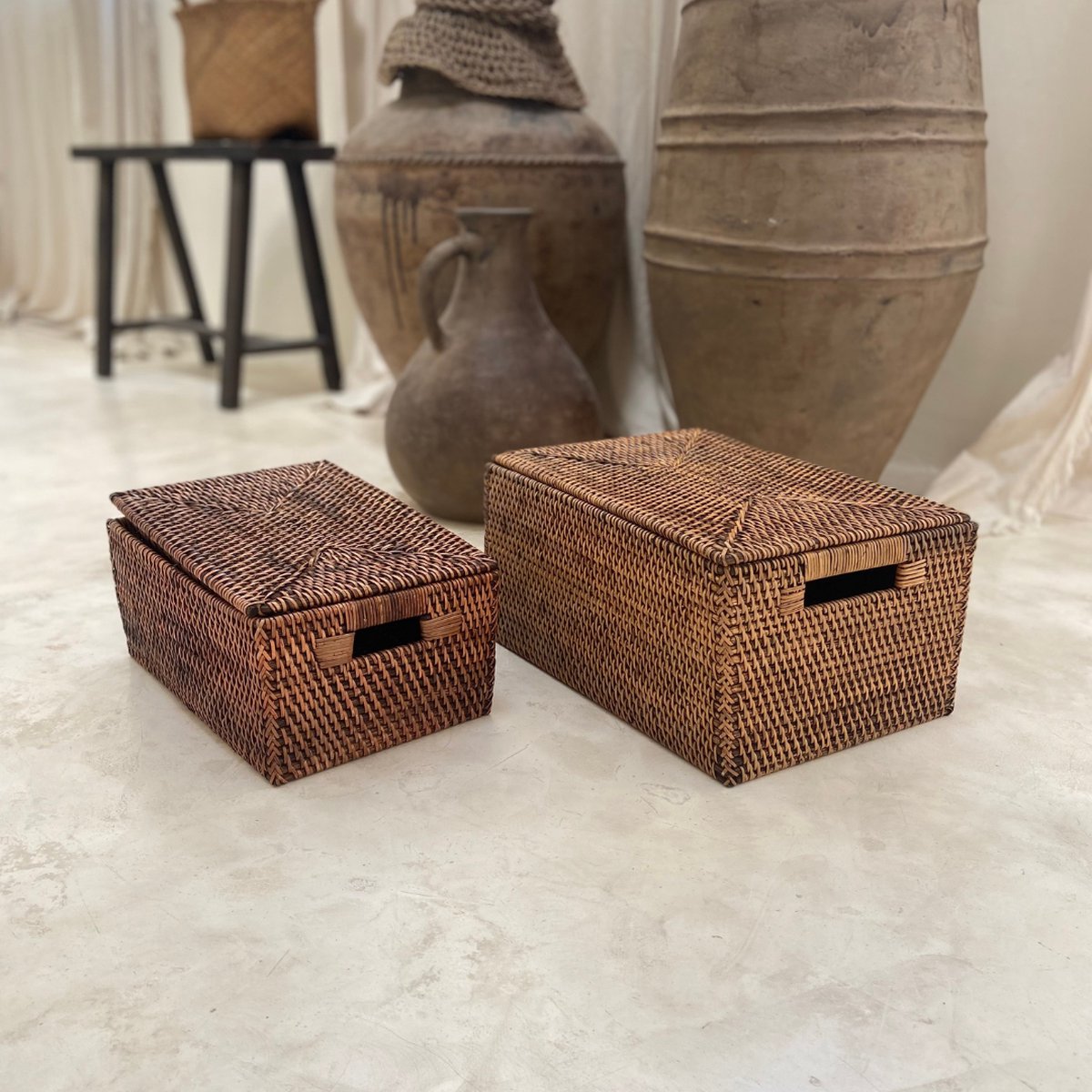 Dark rattan storage basket with lid - storage box - storage container - 35 cm x 25 cm x 16 cm
