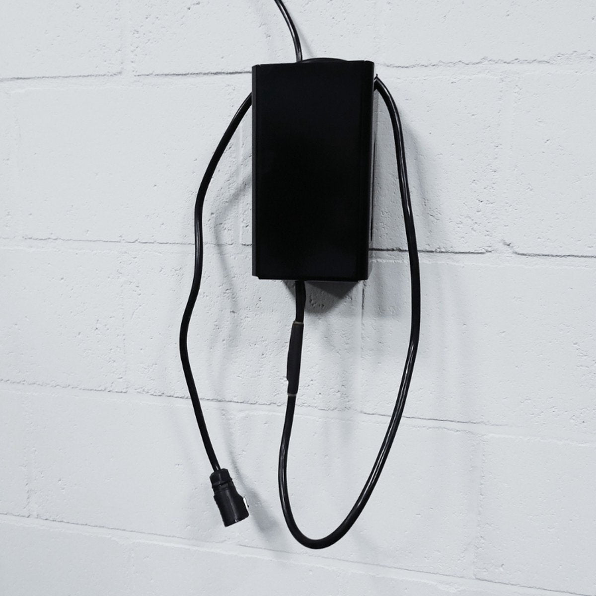 Universal charging holder made of metal - Size L - black