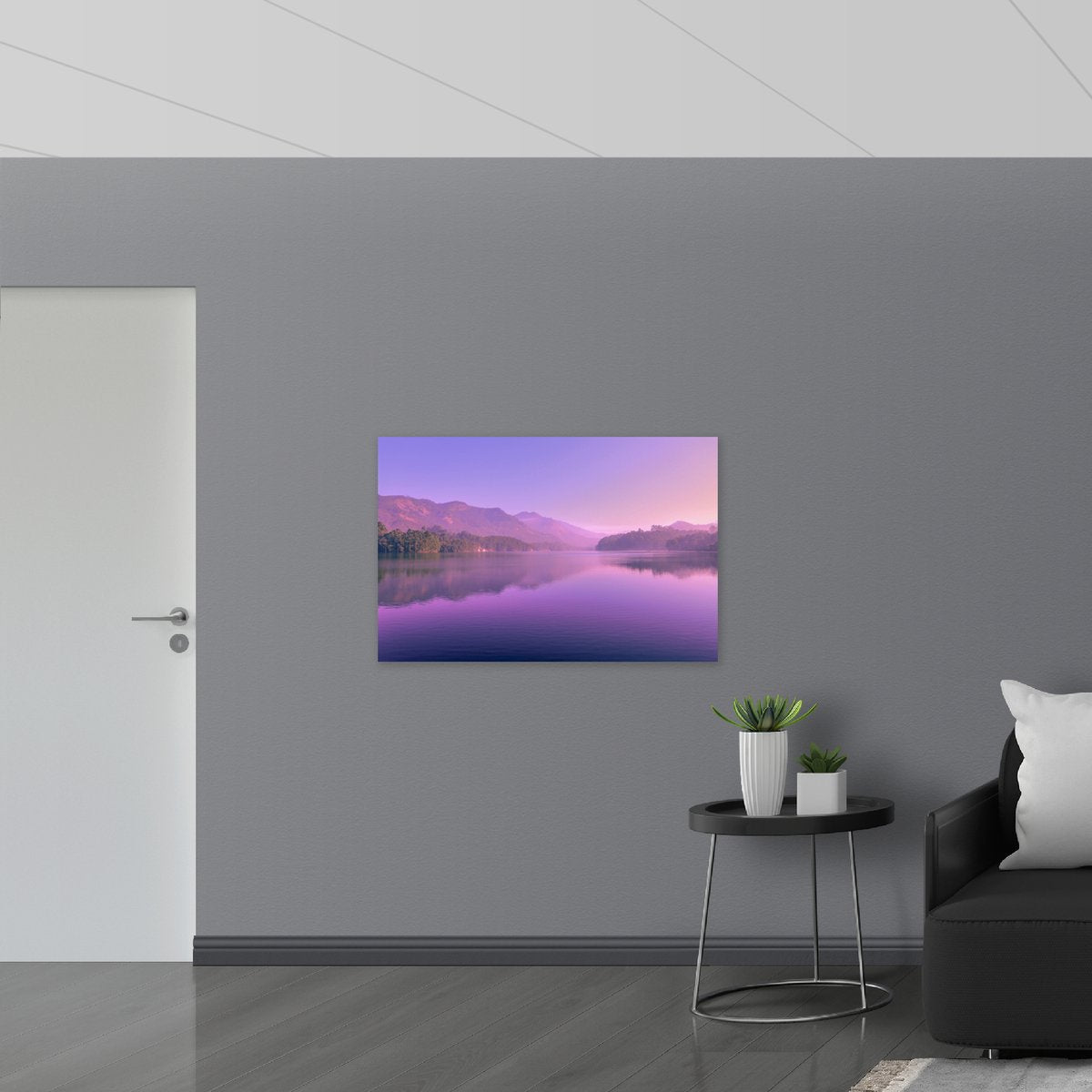 Acrylglas - Paarse Gloed over het Water bij Bos en Bergen - 105x70 cm Foto op Acrylglas (Met Ophangsysteem)