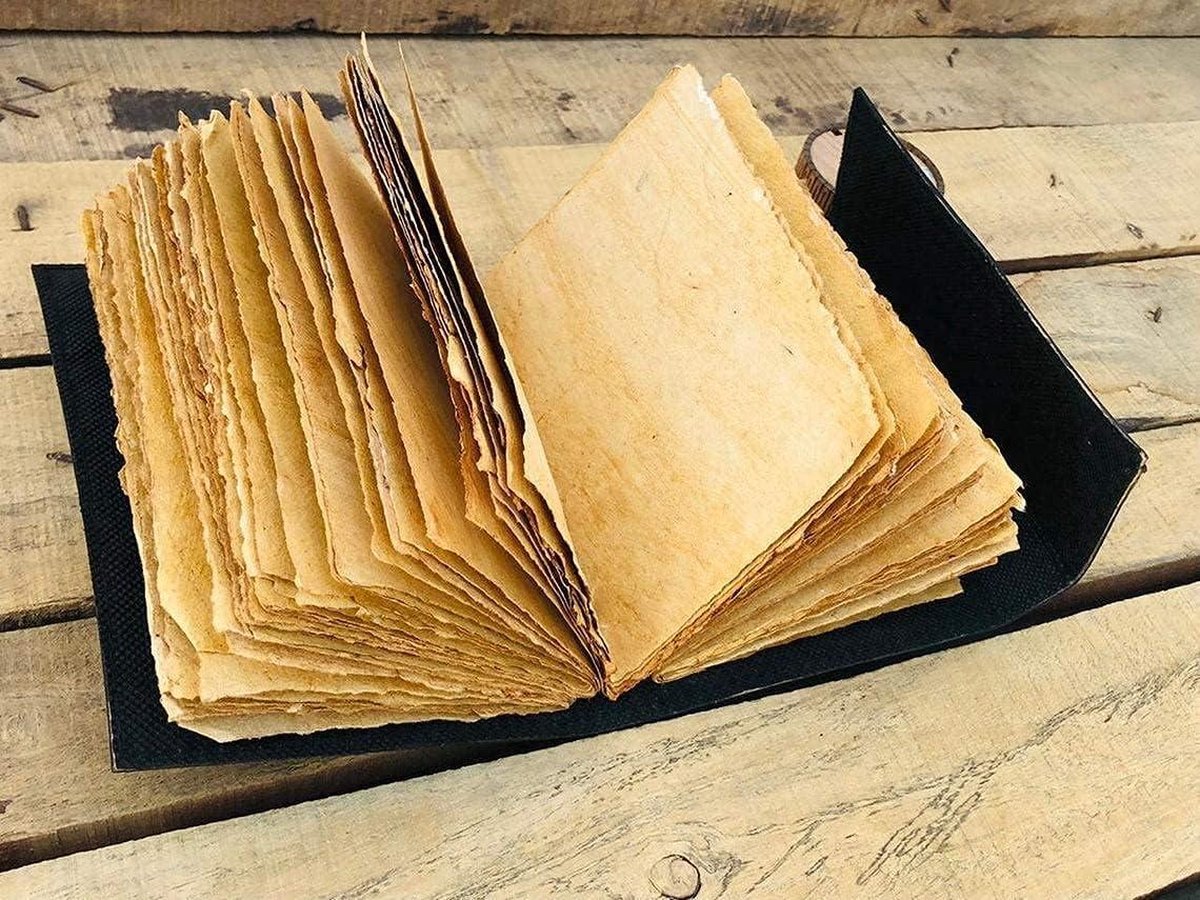 Leren Dagboek - Handgemaakt Leren Notitieboek met Drievoudige Maan ontwerp - Triple Moon Design - Zwart Book of Shadows met Antiek Papier en Kartelrand | Schetsboek voor Magische Formules en Heilige Geometrie