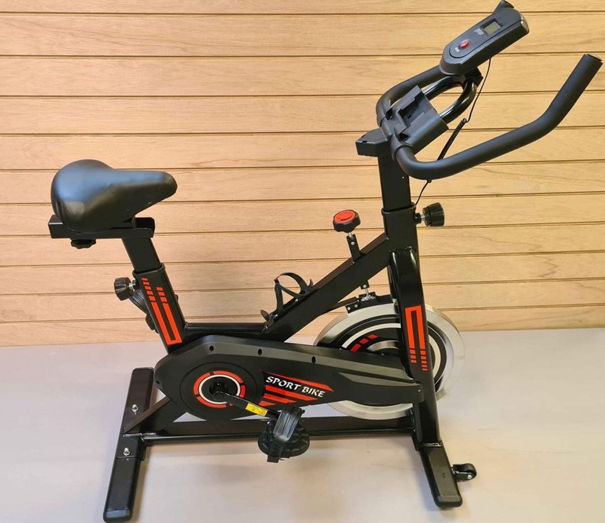 Hometrainer voor thuis, indoor spinningfiets, studiokwaliteit, groot tweerichtingsvliegwiel, stationaire riemaandrijving, verstelbaar zadel, LCD-scherm