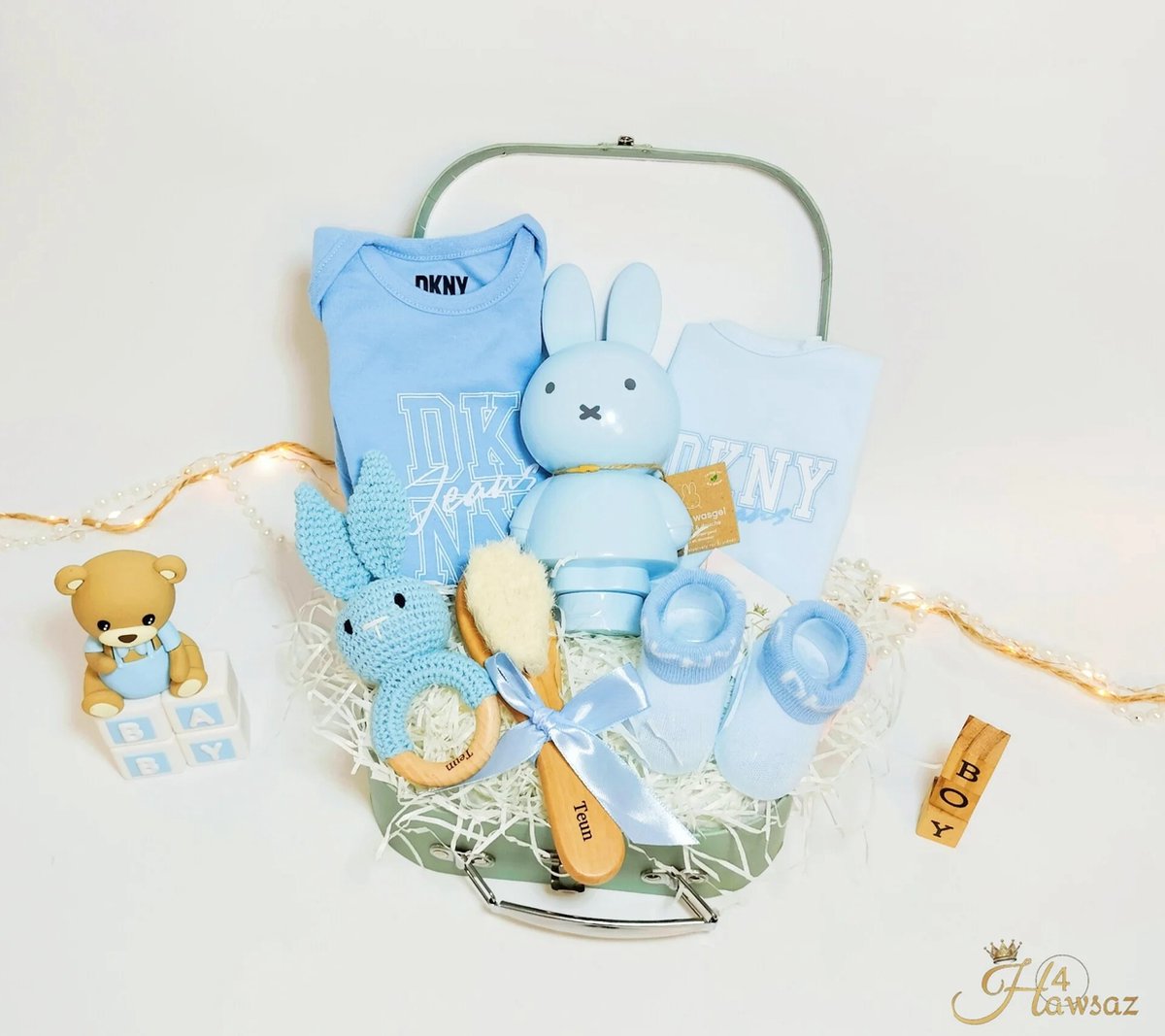 Kraamcadeau tweeling, jongen en meisje 14 stuks - Hawsaz.nl cadeau - Voordeelpakket - Koffertje - Kraampakket - Gepersonaliseerde kraamcadeau - Babykleding 0-m 3 m DKNY - Geboortecadeau - babyshower - Babyverzorging - Nijntje - Rammelaar - Bijtring
