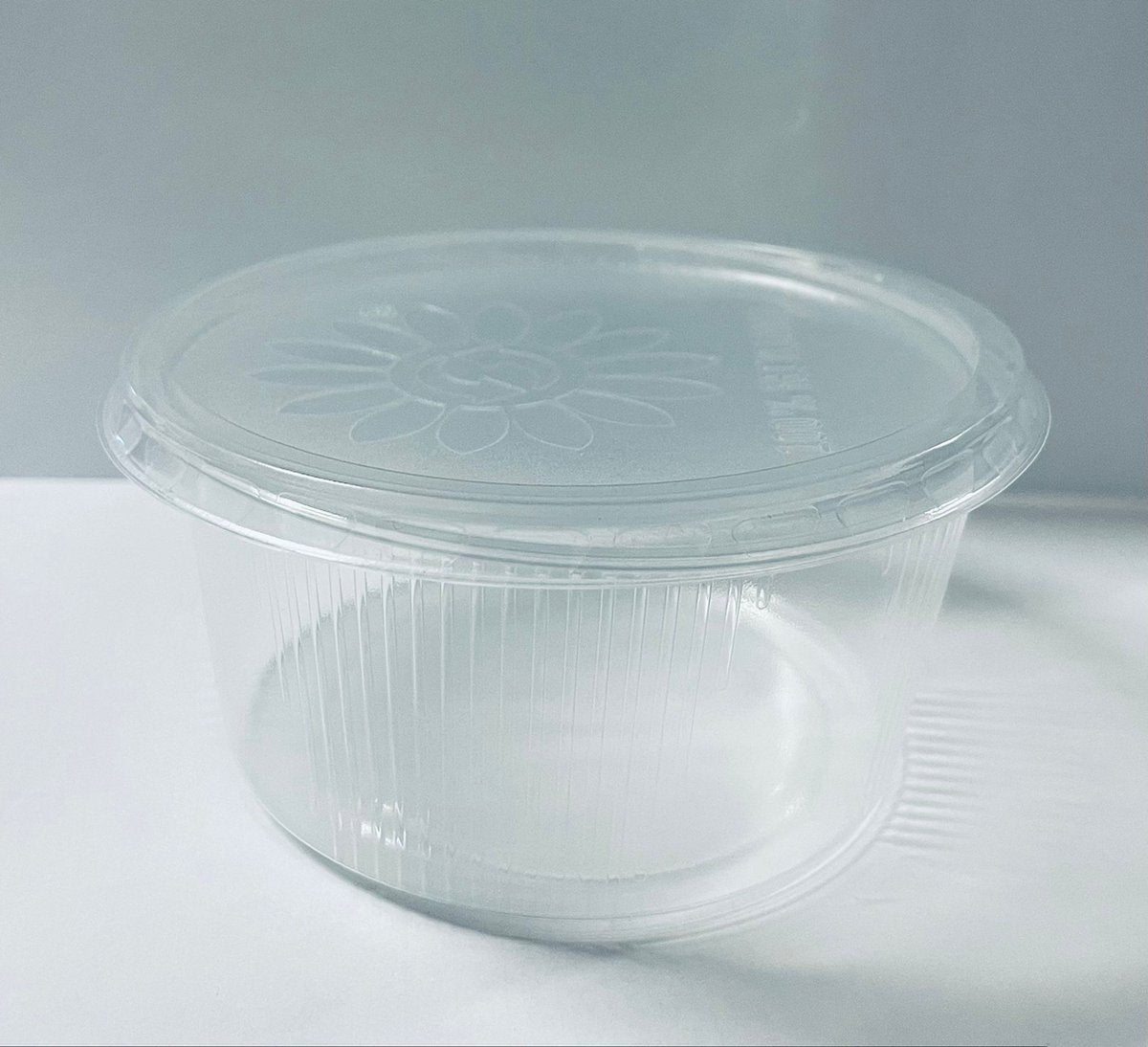 100 stuks plastic transparante bakjes met losse deksels voor saus, dips, salades en non-food. Voor restaurants, afhaalmaaltijden, catering, kunstwerken, enz. gemaakt van volledig gerecycled mono pp. (250 ml)