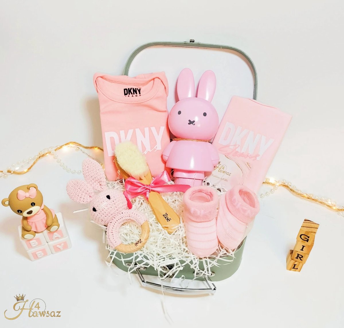 Kraamcadeau tweeling, jongen en meisje 14 stuks - Hawsaz.nl cadeau - Voordeelpakket - Koffertje - Kraampakket - Gepersonaliseerde kraamcadeau - Babykleding 0-m 3 m DKNY - Geboortecadeau - babyshower - Babyverzorging - Nijntje - Rammelaar - Bijtring