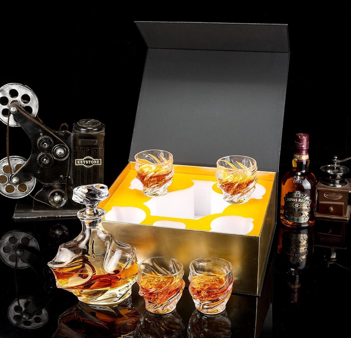 Whiskey Karaf Set - Kristallen Whiskey Karaf met 4 Glazen - 750 ml Karaf en 4x260 ml Glazen - Cognac Whiskey Wodka Martini Scotch Cocktails - Luxe Geschenkdoos - 5-Delige Set