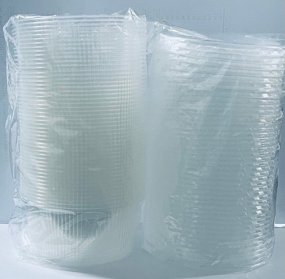 100 stuks plastic transparante bakjes met losse deksels voor saus, dips, salades en non-food. Voor restaurants, afhaalmaaltijden, catering, kunstwerken, enz. gemaakt van volledig gerecycled mono pp. (250 ml)
