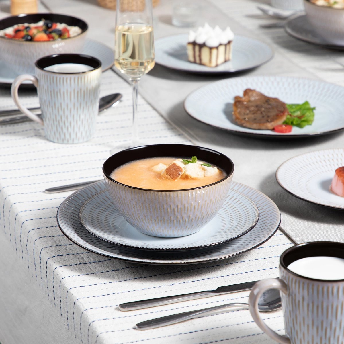 Serviesset - Serviessets - Serviesset 8 personen - Grijs Reliëf - Porselein - 32-Delig Servies - Dinerbord - Dessertbord - Kom - Mok