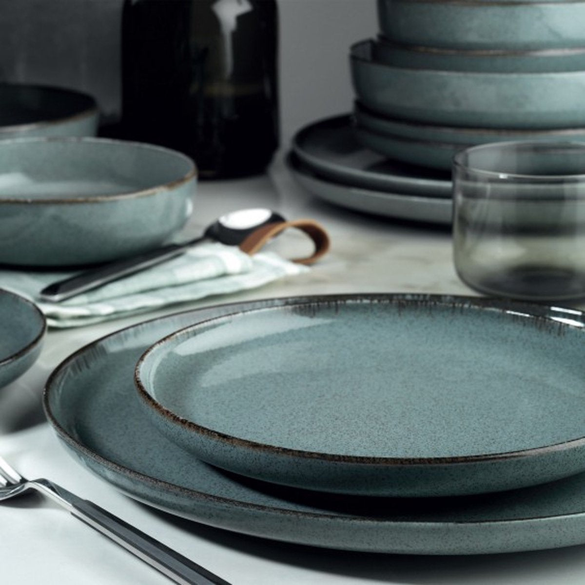 Asir Serviesset - Dinerset (24 Delig). Blauw - Serveerbord: 27x27x2,5 cm (6 stuks) Bord: 20x20x5 cm (6 stuks) Schaal: 15x15x4,5 cm (6 stuks) Dessertbord: 19x19x2,5 cm (6 stuks) 100% PORSELEIN