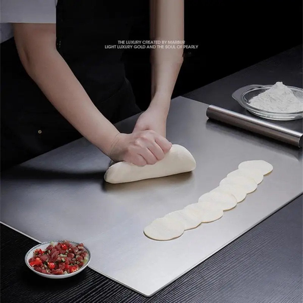 RVS Snijplank met Opstaande Rand - 50x40x1.5 cm - Multifunctionele Keuken Snij- en Bakplank - Aanrecht Bescherming - Ideaal voor Pizza, Voedsel, Gebak en Keuken Accessoires
