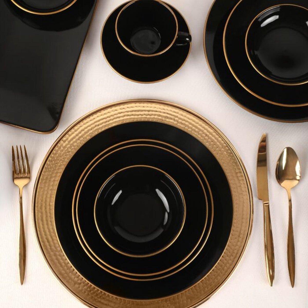 Asir Serviesset - Dinerset (44-delig). Zwart/Goud Serviesbord: 26 cm (6 stuks) Bord: 19 cm (6 stuks) Taartserveerbord: 20 cm (6 stuks) Schaal: 12 cm (6 stuks) 100% KERAMISCH AARDEWERK