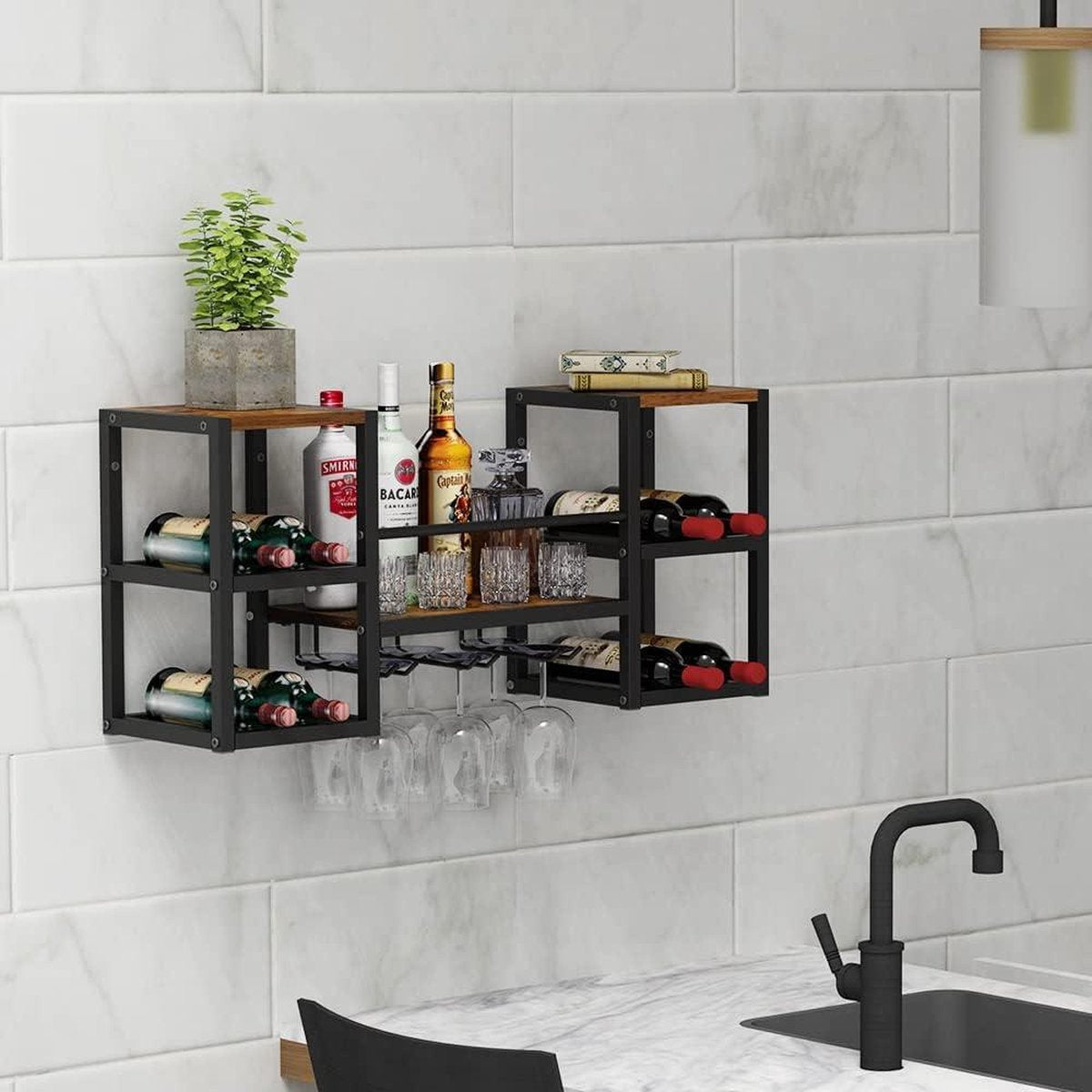 Wijnrek voor aan de muur met 3 glazenhouders - multifunctionele wijndisplay voor thuisbar en keuken met gedeeltelijke houten plank en zwarte metalen flessenhouder