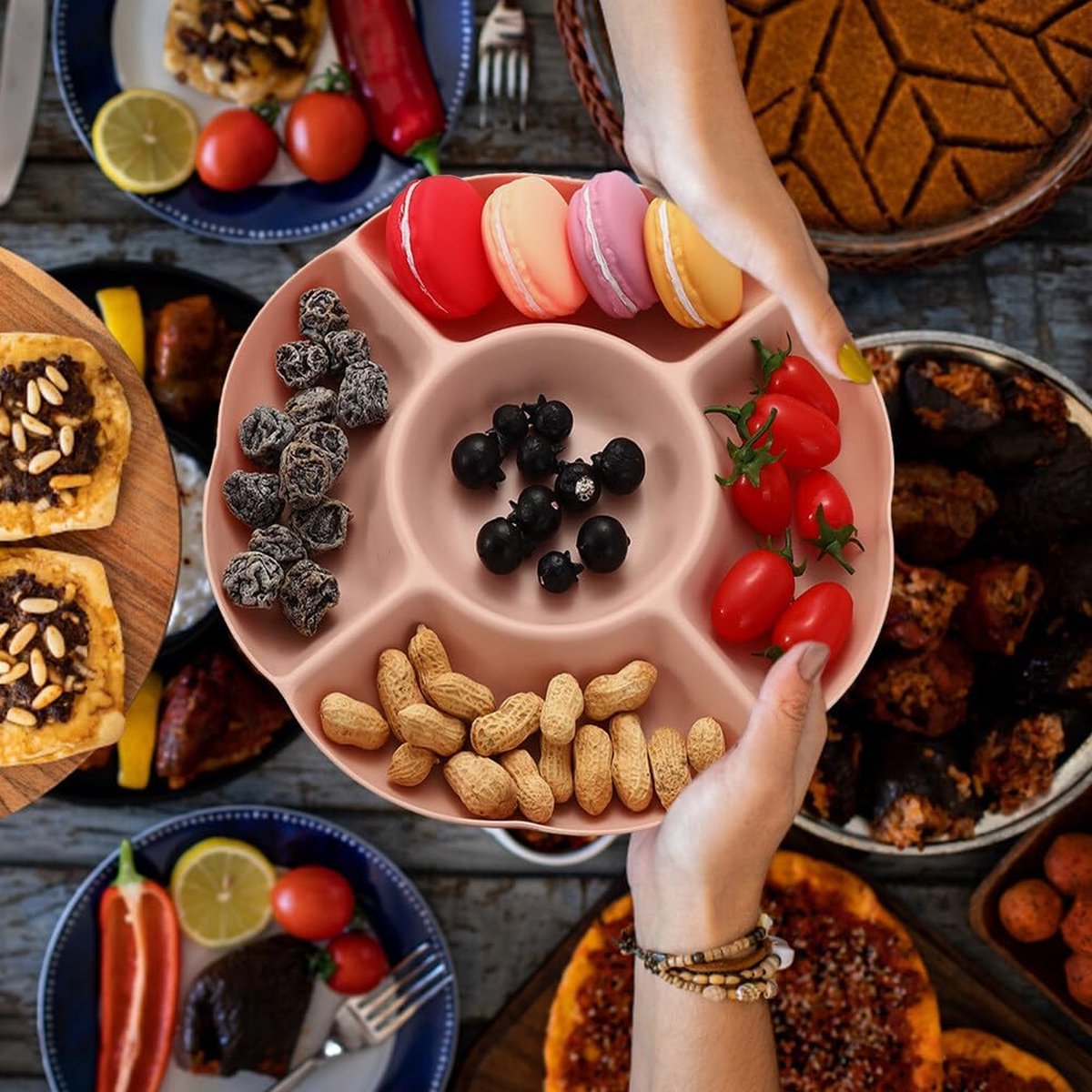 Snackborden met 5 Vakken - 4 Stuks Snackschalen - Plastic Snackborden - Fruitborden van Kunststof - Herbruikbaar - Duurzaam voor Noten - Desserts (Roze - Groen)