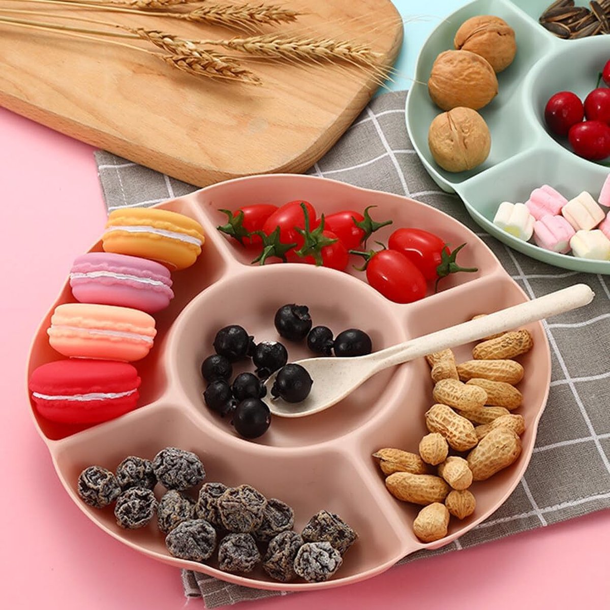 Snackborden met 5 Vakken - 4 Stuks Snackschalen - Plastic Snackborden - Fruitborden van Kunststof - Herbruikbaar - Duurzaam voor Noten - Desserts (Roze - Groen)