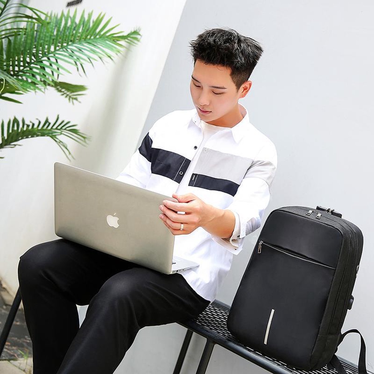 Anti-diefstal rugzak / 40x28x14cm (20l)/ laptop 15,6 inch / USB-oplaadpoort / zwart / powerbank (20mAh)