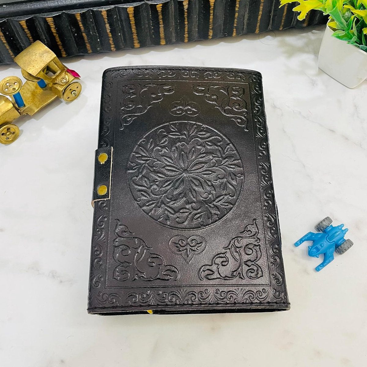 Leren Dagboek - Handgemaakt Leren Notitieboek met Drievoudige Maan ontwerp - Triple Moon Design - Zwart Book of Shadows met Antiek Papier en Kartelrand | Schetsboek voor Magische Formules en Heilige Geometrie