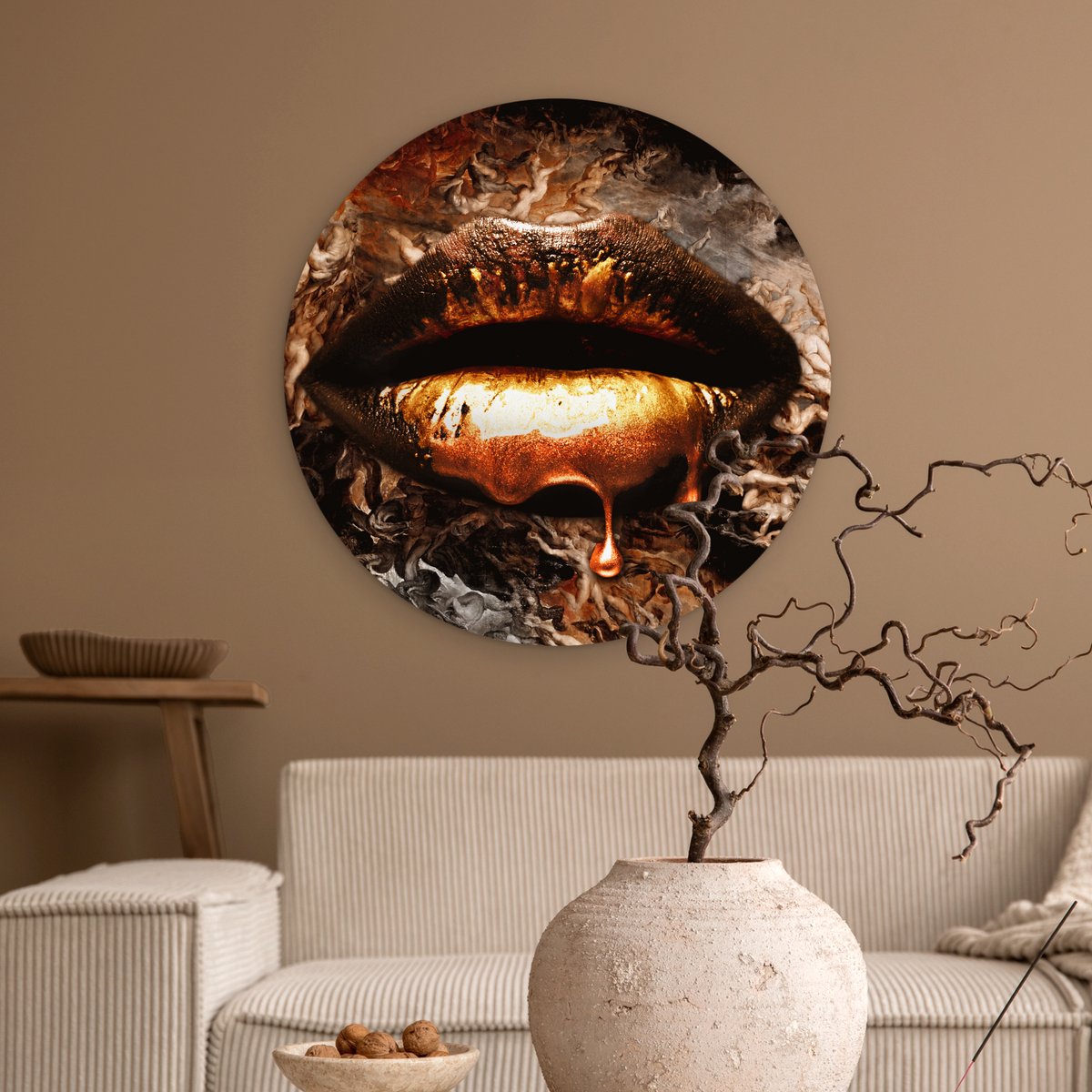 WallCircle - Wandcirkel 60x60 - Goud - Lippen - Kunst - Goud - Luxe - Abstract - Ronde schilderijen woonkamer - Wandbord rond - Muurdecoratie cirkel - Kamer decoratie binnen - Wanddecoratie muurcirkel - Woonaccessoires