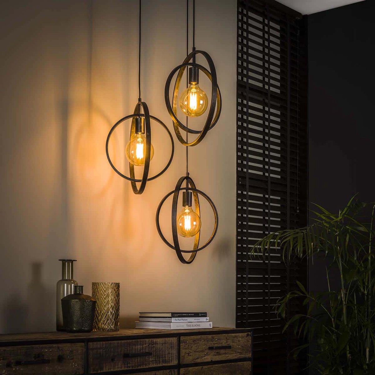 Hanglamp Turn around | 3-lichts getrapt | charcoal | eettafellamp | eetkamer / woonkamer | landelijk / modern / design