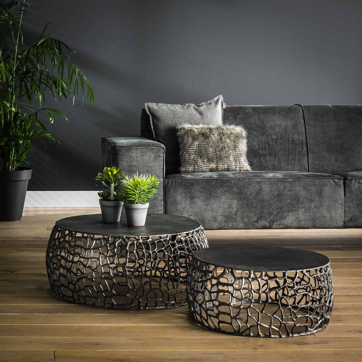 Coffee table set of 2 Maze | sand-cast design | black nickel | 75x75x30 cm | robust and modern | living room