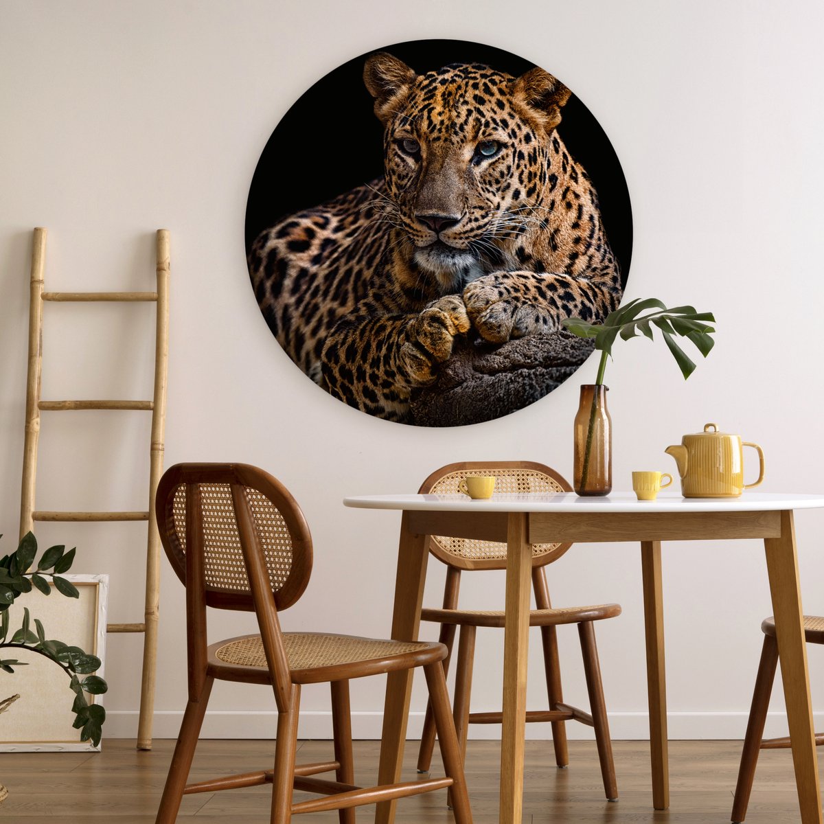 Muurcirkel - Wandcirkel dieren - Luipaard - Boomstam - Dieren - Muurdecoratie - Kunststof - 90x90 cm - Muurcirkel binnen - Ronde schilderijen - Wandcirkel