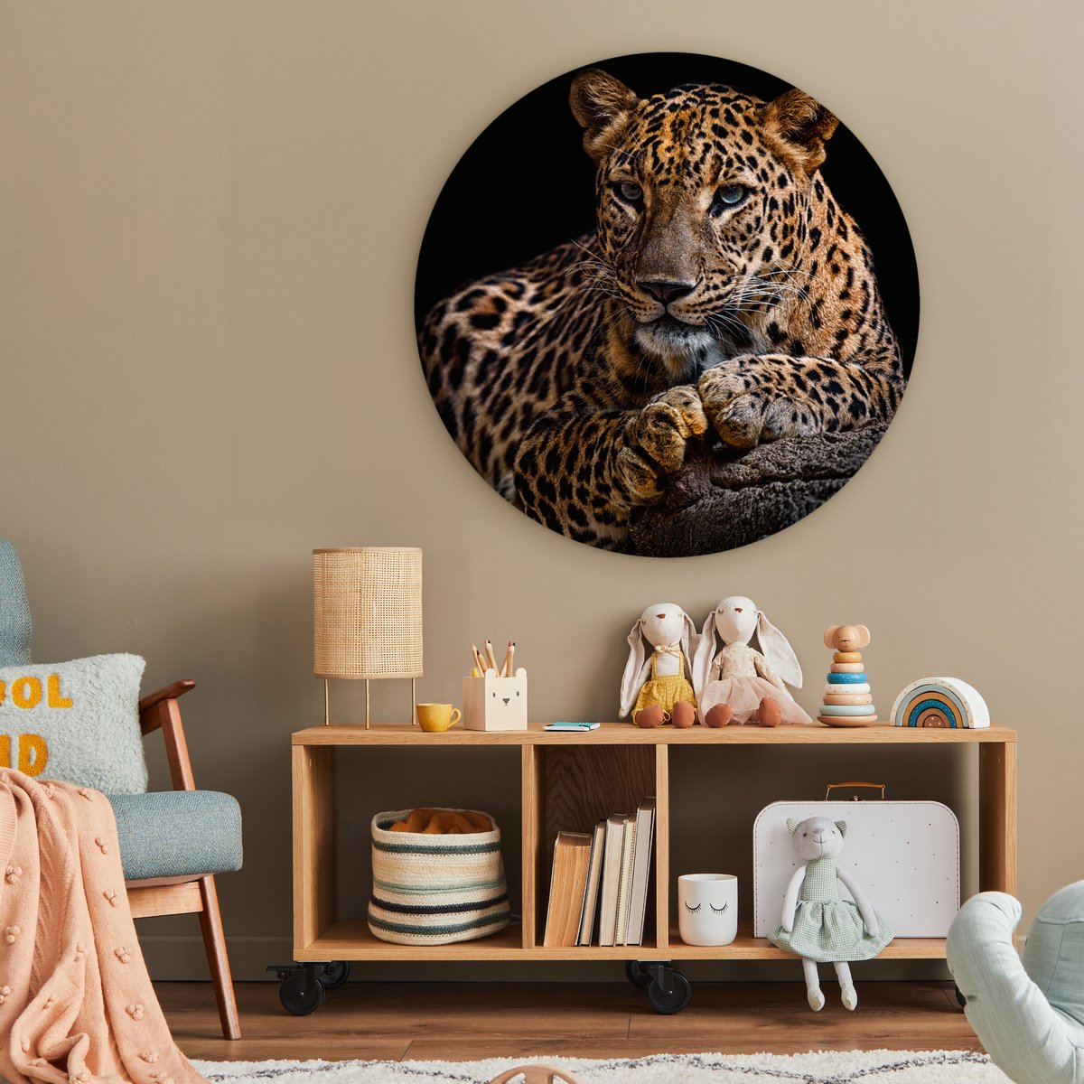 Muurcirkel - Wandcirkel dieren - Luipaard - Boomstam - Dieren - Muurdecoratie - Kunststof - 90x90 cm - Muurcirkel binnen - Ronde schilderijen - Wandcirkel