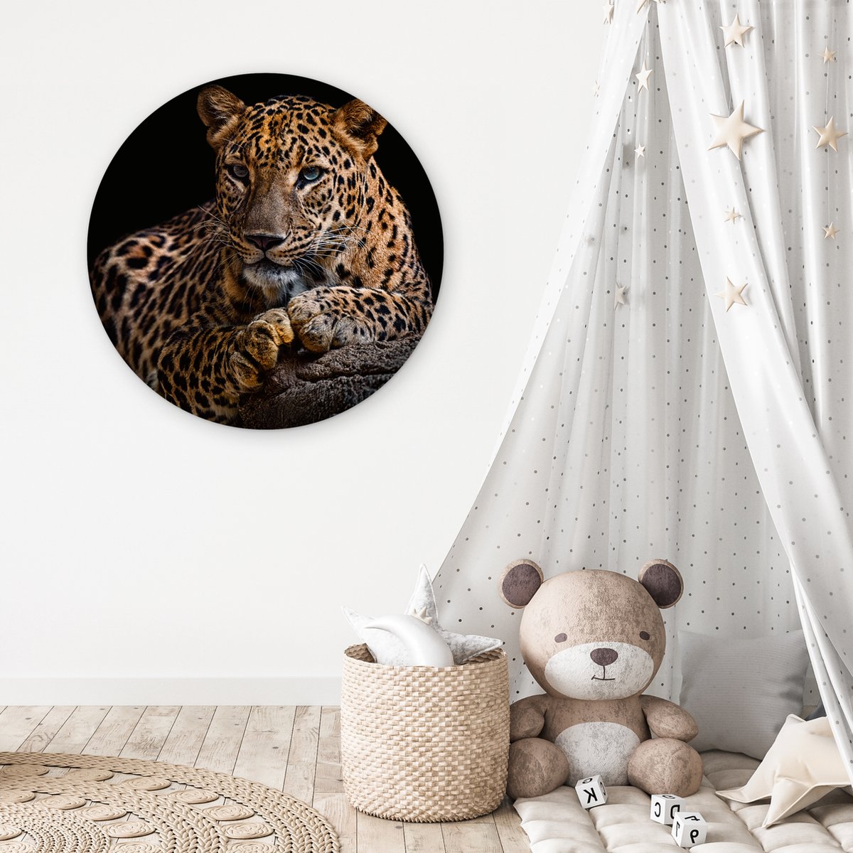Muurcirkel - Wandcirkel dieren - Luipaard - Boomstam - Dieren - Muurdecoratie - Kunststof - 90x90 cm - Muurcirkel binnen - Ronde schilderijen - Wandcirkel