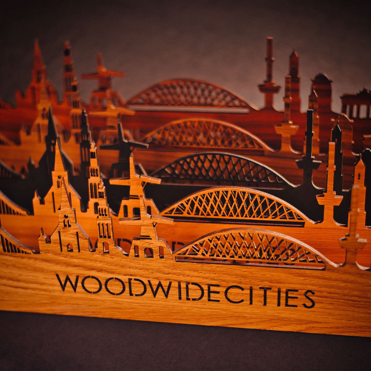 Skyline Alphen aan den Rijn Eikenhout - 80 cm - Woondecoratie - Wanddecoratie - Meer steden beschikbaar - Woonkamer idee - City Art - Steden kunst - Cadeau voor hem - Cadeau voor haar - Jubileum - Trouwerij - WoodWideCities