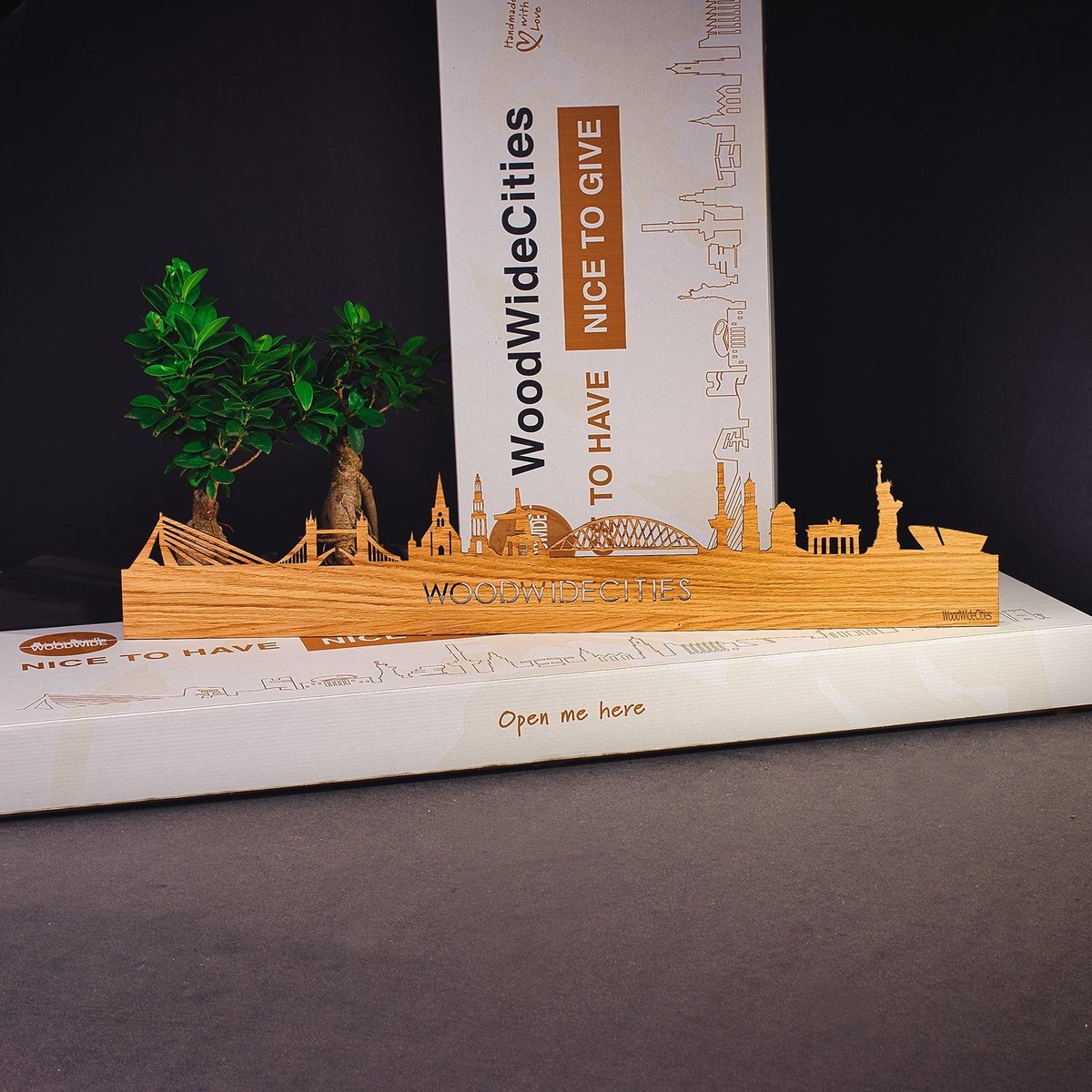 Skyline Alphen aan den Rijn Eikenhout - 80 cm - Woondecoratie - Wanddecoratie - Meer steden beschikbaar - Woonkamer idee - City Art - Steden kunst - Cadeau voor hem - Cadeau voor haar - Jubileum - Trouwerij - WoodWideCities
