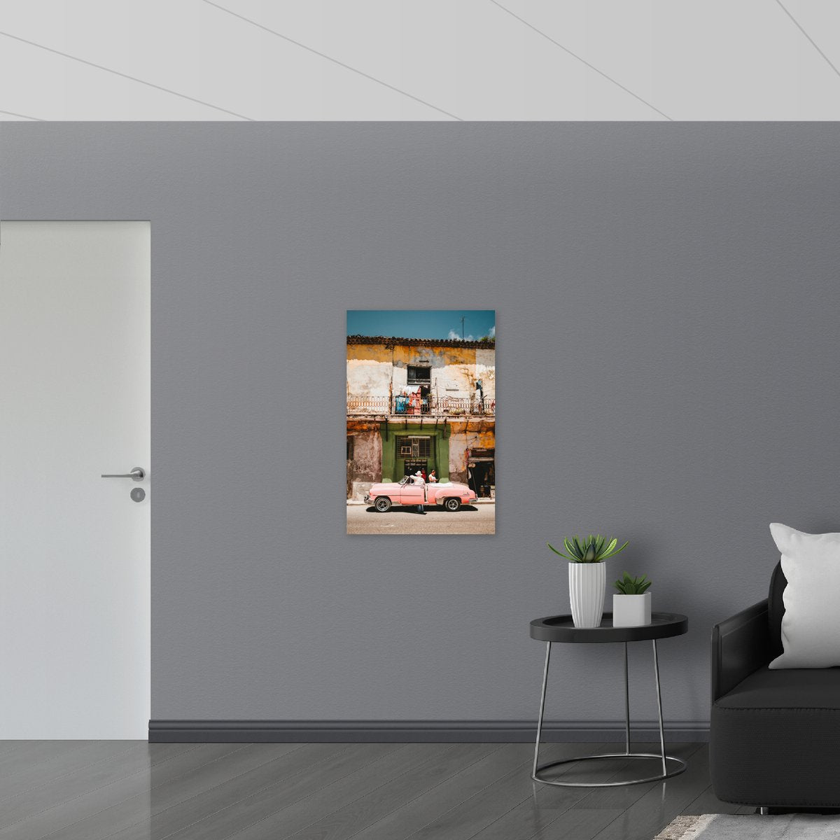 Dibond - Roze Cabrio Geparkeerd onder Traditioneel Italiaans Huisje - 60x90 cm Foto op Aluminium (Met Ophangsysteem)