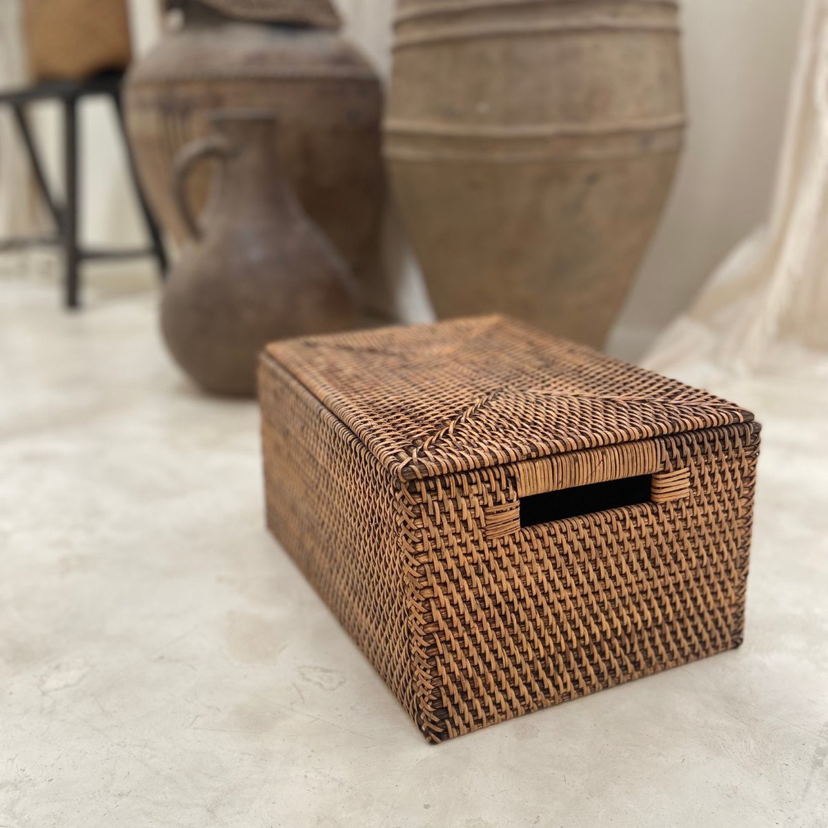 Dark rattan storage basket with lid - storage box - storage container - 35 cm x 25 cm x 16 cm