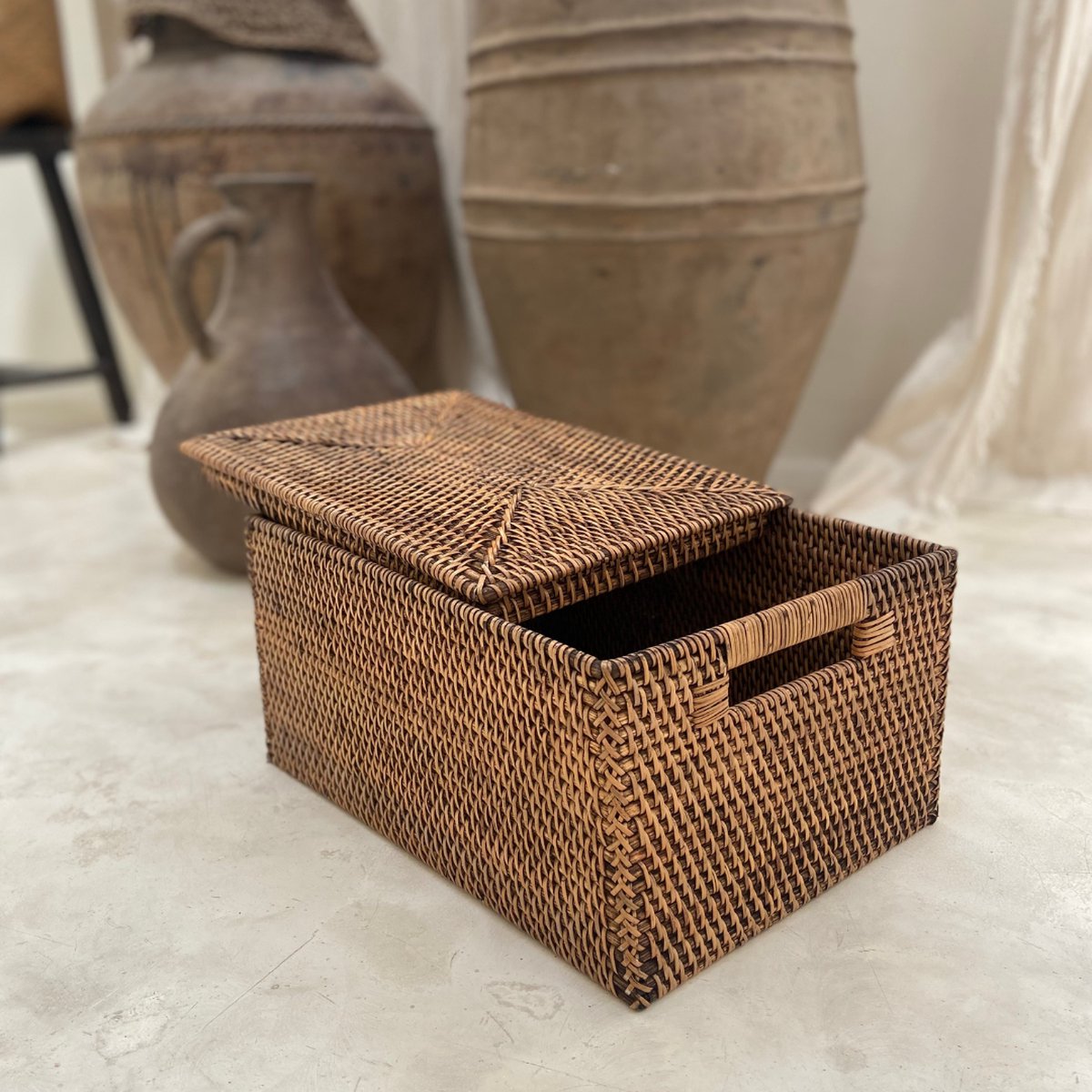 Dark rattan storage basket with lid - storage box - storage container - 35 cm x 25 cm x 16 cm