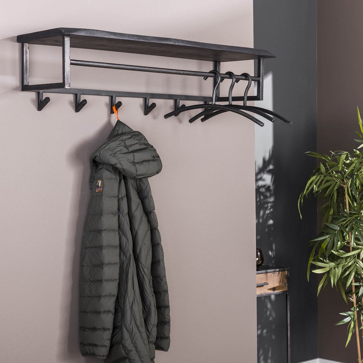 Wandkapstok Yucon | 6 haken | 100 x 30 x 27 cm | kapstok met hoedenplank | massief naturel acaciahout met zwart metalen frame | landelijk / industrieel