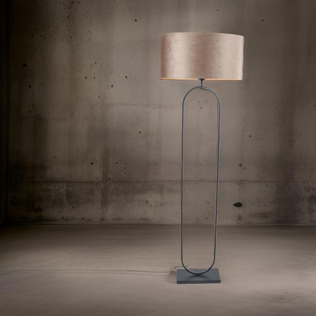 Vloerlamp Verona met ovale velours kap | 1 lichts | taupe velours | taupe on taupe / bruin / zwart | metaal / stof | Ø 50 cm | 162 cm hoog | staande lamp | modern / sfeervol / tijdloos design