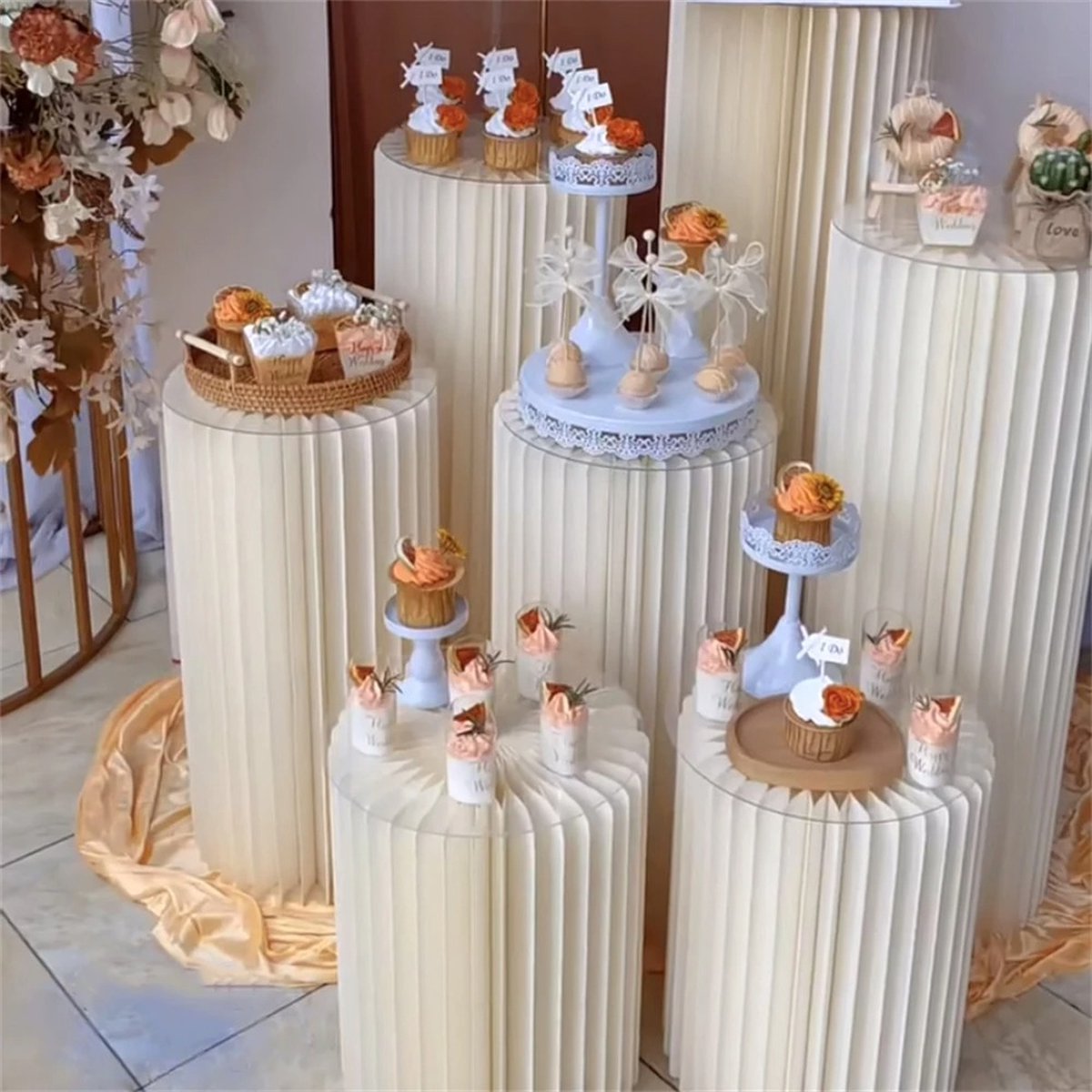 Plantentafel - Bloementafel - Taartplateau - Kerstzuil - Kerstdecoratie - Kerstaccessoire - Papieren cilinder - Opvouwbaar - Decoratie - Versiering - Bruiloft - Tafel - Kerst - Trouwerij - Bruiloft - Verjaardag - Feestje - Goud - Display - Diverse maten
