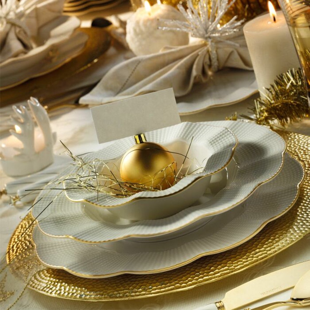 Asir Serviesset - Dinerset (24 Delen). Wit/Goud - Dinerbord: 22x22x2 cm (6 Stuks) Bord: 20x20x3 cm (6 Stuks) Kom: 14x14x5 cm / 210 cc (6 Stuks) Dessertbord: 18x18x2 cm (6 Stuks) 100% PORSELEIN
