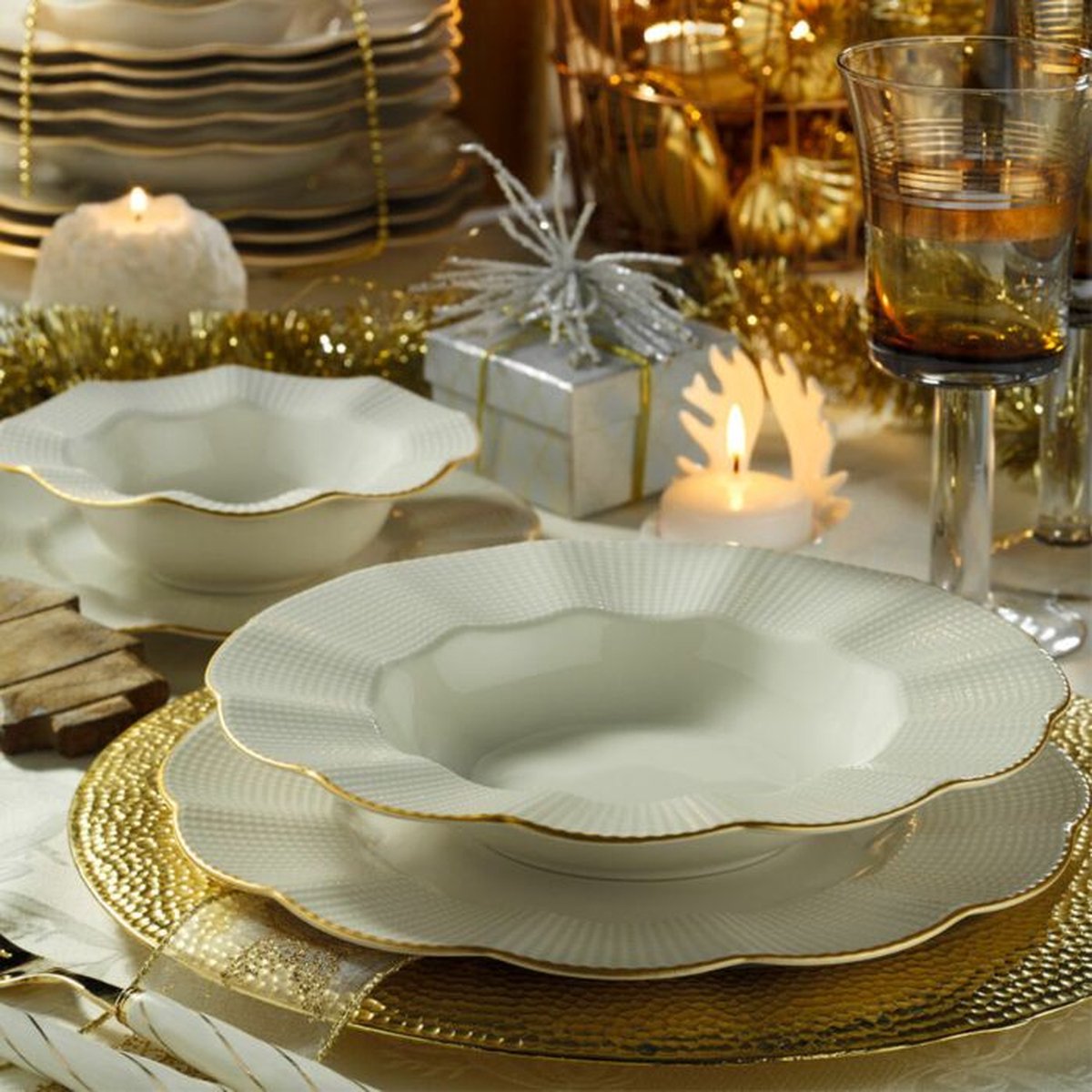 Asir Serviesset - Dinerset (24 Delen). Wit/Goud - Dinerbord: 22x22x2 cm (6 Stuks) Bord: 20x20x3 cm (6 Stuks) Kom: 14x14x5 cm / 210 cc (6 Stuks) Dessertbord: 18x18x2 cm (6 Stuks) 100% PORSELEIN