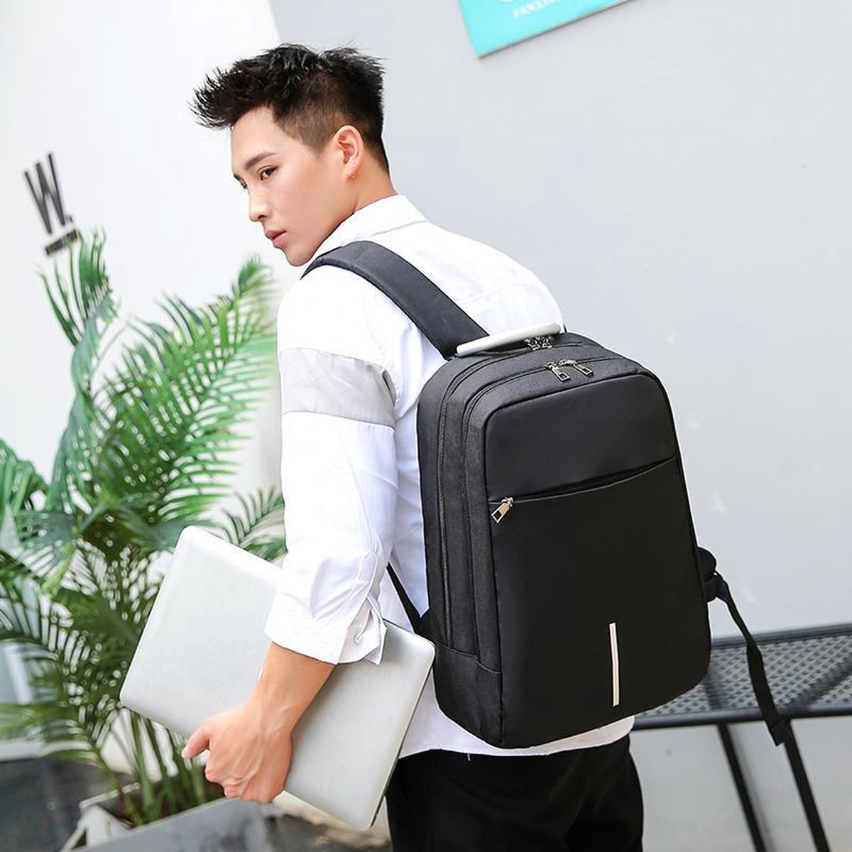Anti-diefstal rugzak / 40x28x14cm (20l)/ 15,6 inch laptop / USB-oplaadpoort / zwart / powerbank (20mAh)