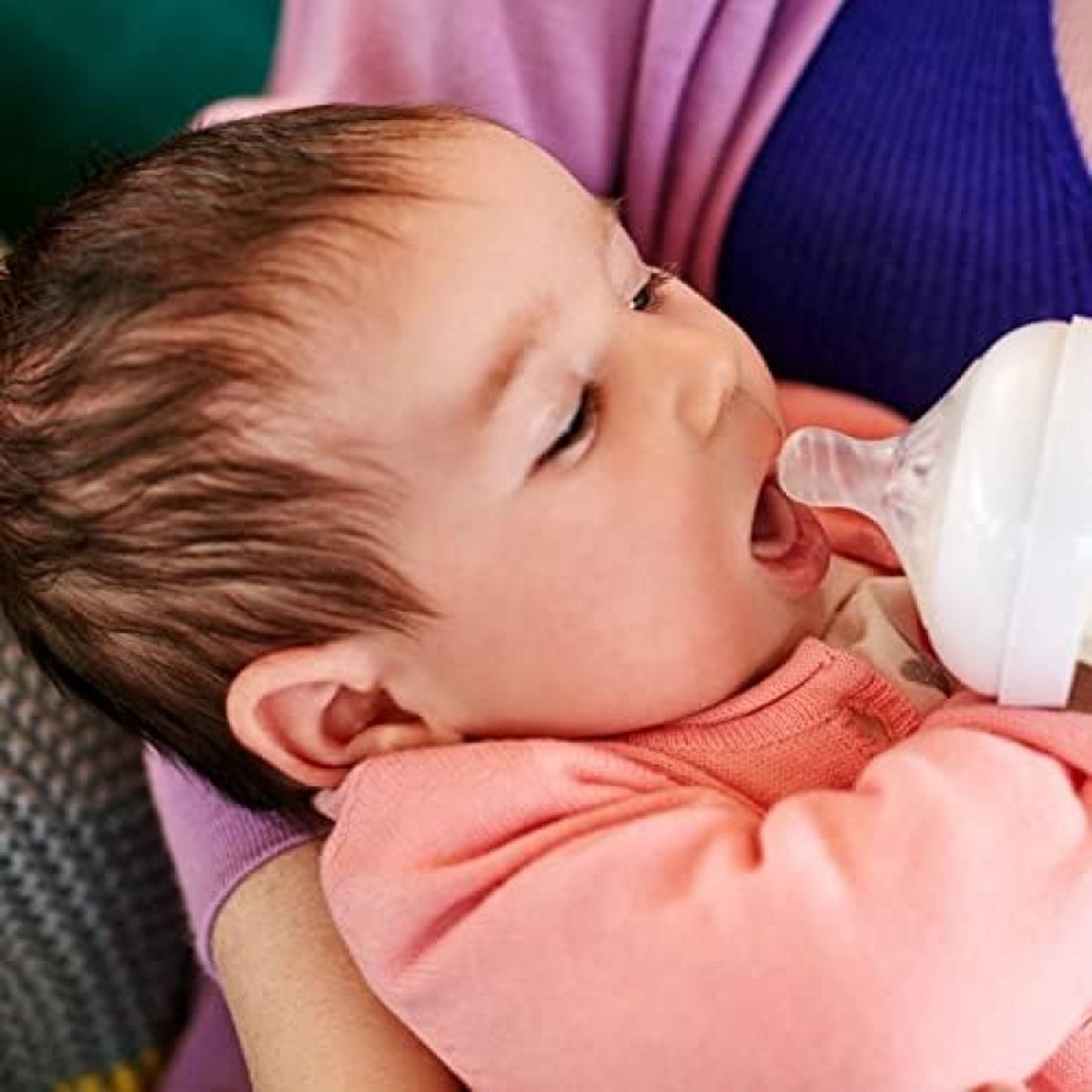 Newborn Starter Set - Easy to combine with breastfeeding - Wide, breast-shaped teat - Anti-colic valve - 4 bottles - 1 Teat - 1 Brush