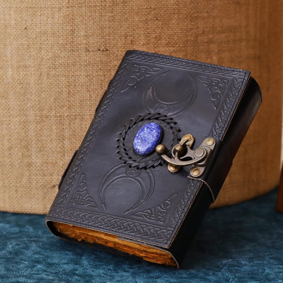 Leren Dagboek - Handgemaakt Leren Journal met Drievoudige Maan ontwerp - Triple Moon Design - Zwart Boek der Schaduwen met Antiek Papier en Scheprand | Schetsboek voor Magische Formules en Heilige Geometrie