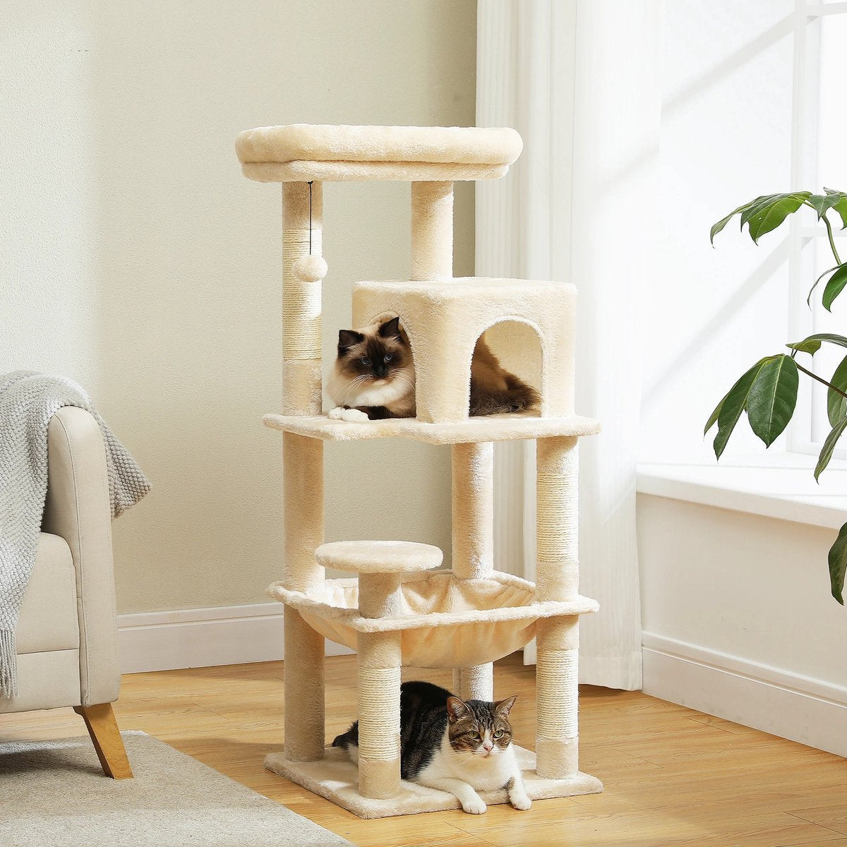Luxe Krabpaal 116 cm hoog - middelgrote katten klimboom - Met 4 ligvlakken en holten - Met Hangmat - Comfortabel - zacht en stabiel - Crème