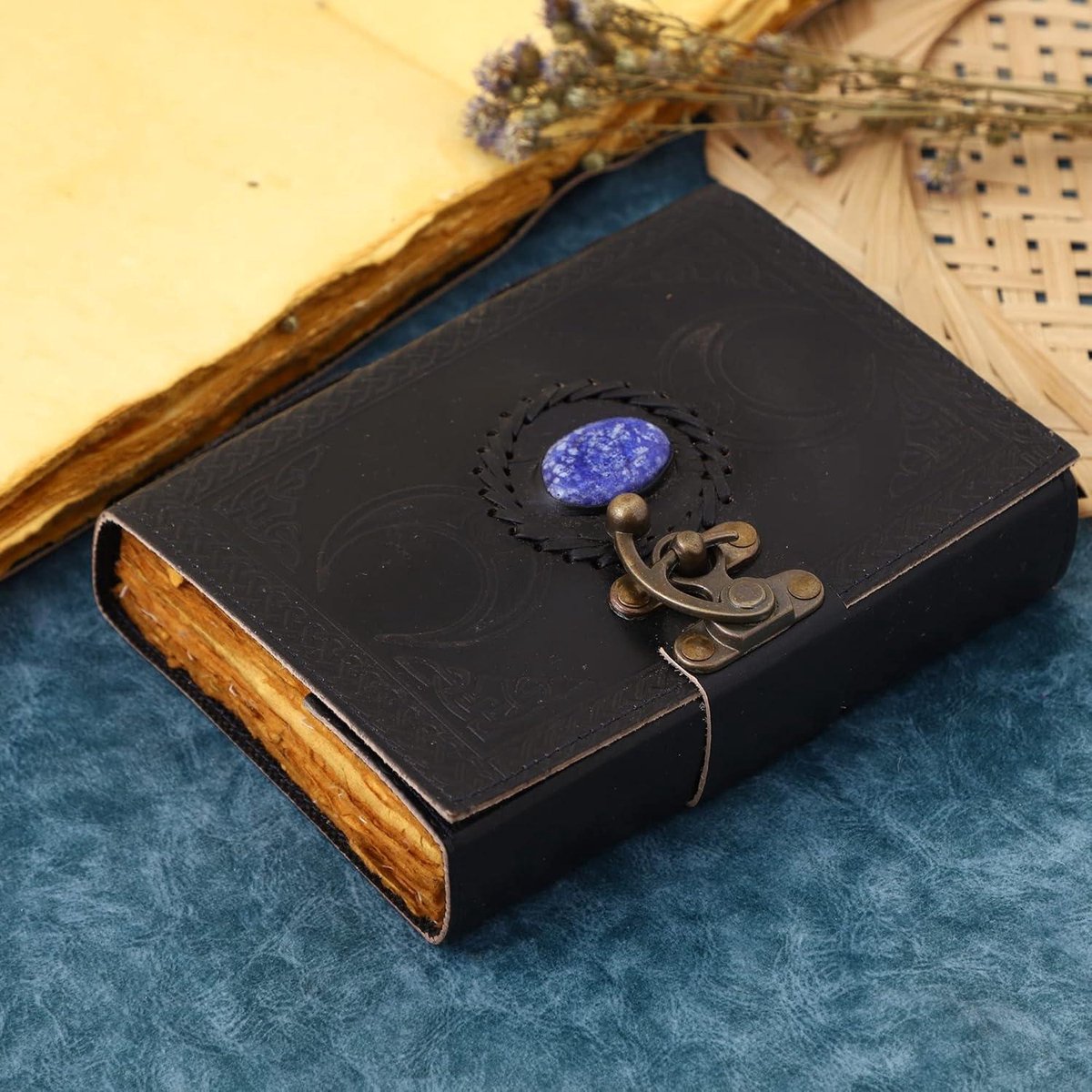 Leren Dagboek - Handgemaakt Leren Journal met Drievoudige Maan ontwerp - Triple Moon Design - Zwart Boek der Schaduwen met Antiek Papier en Scheprand | Schetsboek voor Magische Formules en Heilige Geometrie