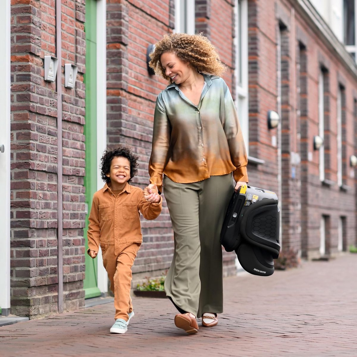 Maxi-Cosi Tanza i-Size, Draagbare Kinderautostoel, 3,5-12 jaar, 100-150cm, Opvouwbare Autostoel, 10 Hoofdsteunposities, G-CELL-bescherming, Gewatteerd & Verhoogde Stoel, Full Black