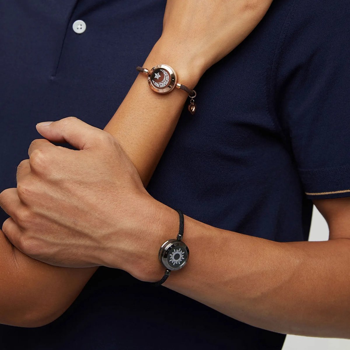 Twee Lange Afstand Touch Up En Tril Armbanden Voor Koppels, Lange Afstand Relatie Geschenken Slimme Zon & Maan Liefde Armband Valentijn Liefde Relatie Trouw Gadgets Met Prachtige Cadeau Box Doos Goud + Zwarte Armband