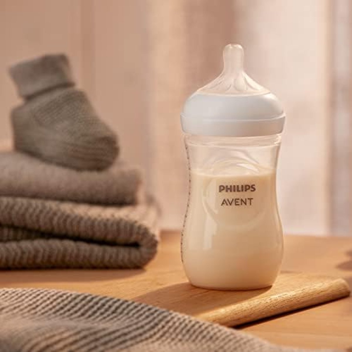 Philips Avent Natural Response Baby Bottle - 3 260ml baby milk bottles for newborns and older babies, BPA-free, for 1 month and up (model SCY903/03)