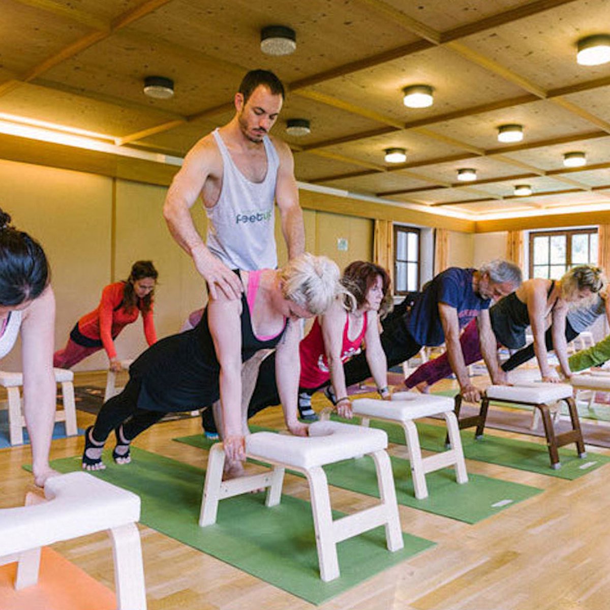 Yoga stoel - Bamboe Inversie stoel - Wit Kussen - Meditatiebankje - Hoofdstandbankje - Yogakruk - Yogaoefeningtrainer - Yogastoel - Handstandtrainer - Omgekeerde Kruk / Stoel