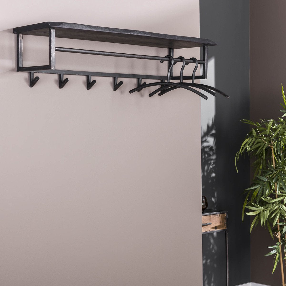 Wandkapstok Yucon | 6 haken | 100 x 30 x 27 cm | kapstok met hoedenplank | massief naturel acaciahout met zwart metalen frame | landelijk / industrieel