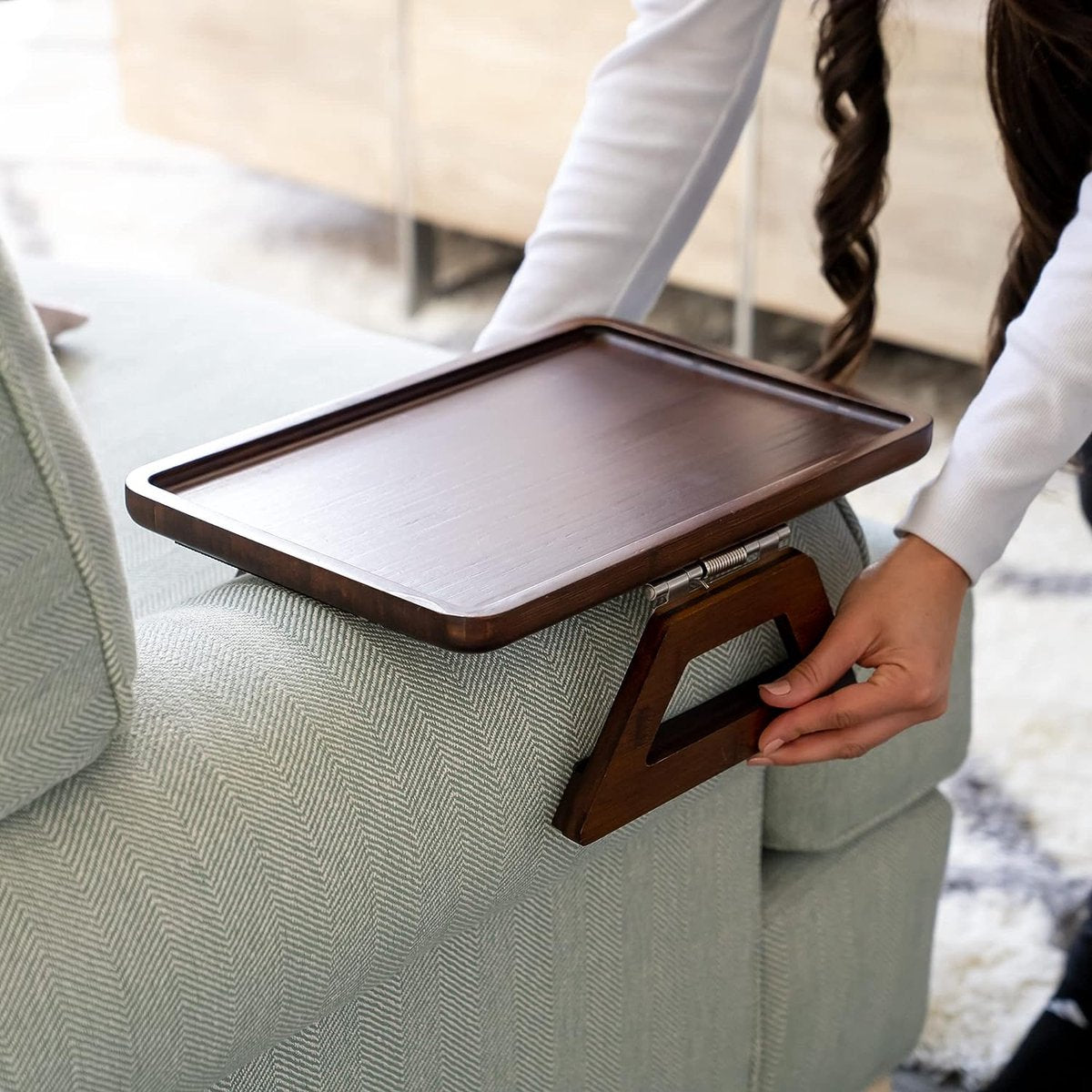 ClipOn Dienblad Rechthoekige Sofa Tafel voor Brede Banken, Bank Armleuning Tafel, Draagbare Tafel, TV Tafel en Bijzettafels voor Kleine Ruimtes, Stevige Sofa Arm Tafel voor Eten en Drinken